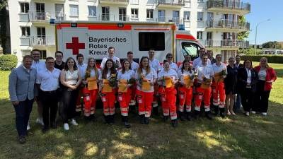 15 angehende Rettungssanitäter beim Kreisverband Tirschenreuth im BRK. Mit am Foto: erster stellvertretender Kreisvorsitzender Stefan Grillmeier (links), Kreisgeschäftsführer Sven Lehner (Zweiter von links) sowie Lehrgangsleiterin Melissa Wagner, Kreisbereitschaftsleiterin Verena Völkl, Chefärztin Susanne Brückner, stellvertretende Rettungsdienstleiterin Yvonne Schott (von rechts) und die Ausbilder. (Bild: Sebastian Tröger)
