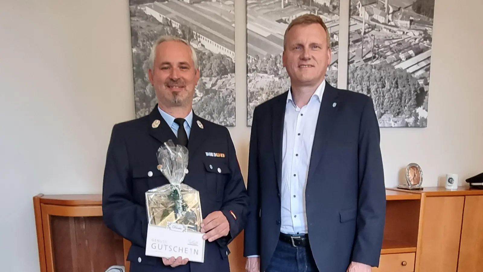 Bürgermeister Rudolf Seidl (rechts) dankte Werner Hirsch für sein jahrelanges Ehrenamt als Kommandant bei der FF Maxhütte-Winkerling und als federführender Kommandant bei der Stadt Maxhütte-Haidhof. (Bild: Anita Alt)