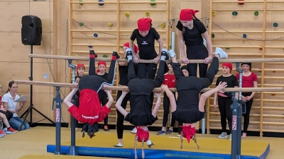 Die Mädchen 10 bis 14 zeigen am Stufenbarren ihr Können. (Bild: Jonas Meiler)