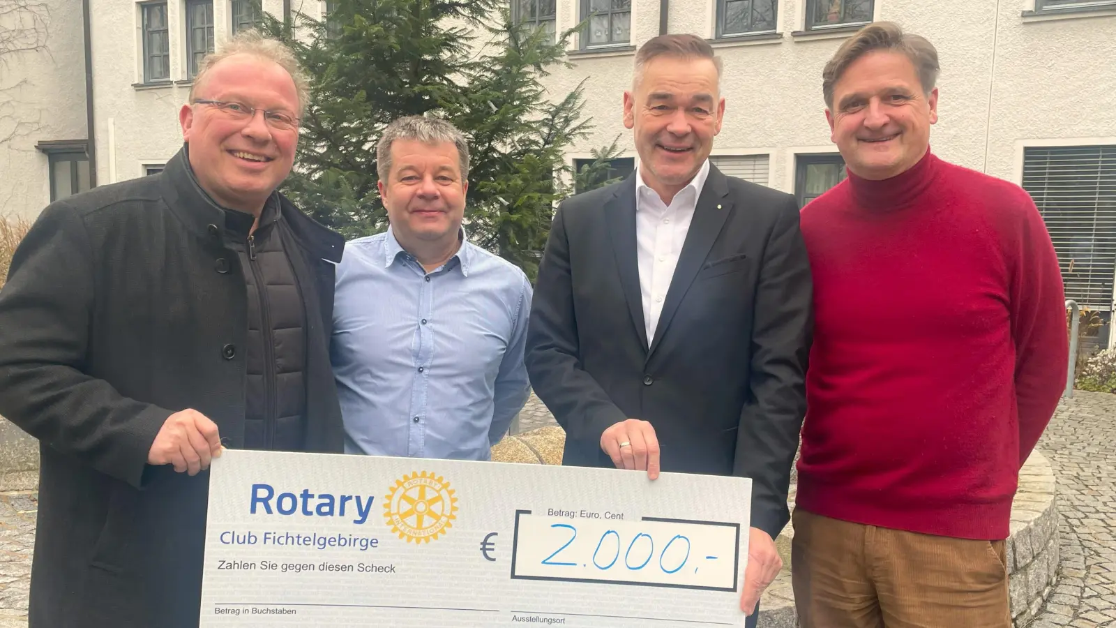 Von links nach rechts: Johannes Troesch (Präsident Rotary Club), Jörg Schöffel (Mitarbeiter Kreisjugendamt), Landrat Peter Berek, Matthias Merkl (Clubmeister Rotary Club). (Bild: Philipp Riedel )