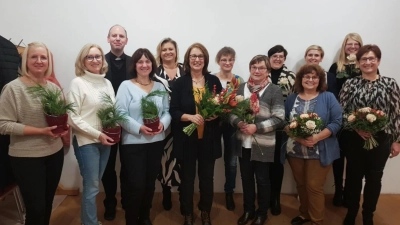 Vierte von links ausscheidende 1. Vorsitzende Ingrid Kölbl, dahinter Kerstin Aufschneider, Pfarrer Zeitler, links außen Heike Young, Brigitte Reiser &amp; Christine Eck. Rechts außen die neugewählte 2. / 1. Vorsitzende Ursula Leitz und Klaudia Nießl, daneben Ingrid Schwarzkopf, dahinter Evi Wolfsteiner, Silvia Lindner, Anne Weiß und Lisa Platzer. (Bild: Maria Heimler)