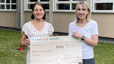 Carmen Schneller (links) vom Rotary-Club Weiden Max-Reger überreicht Schulleiterin Andrea Fröhler einen symbolischen Scheck. Mit dem Betrag wurde das Freiwilligenjahr einer Abiturientin an der Albert-Schweitzer-Schule finanziert.  (Bild: Reichl/exb )