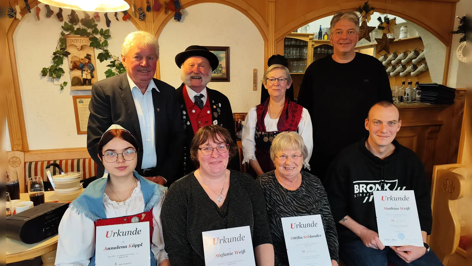 unten sitzend von links: Annalena Köppl (5 Jahre Vereinstreue); Stefanie Weiß, Ottilia Schlander, Mathias Weiß (wurden für 10 Jahre Vereinstreue geehrt). <br>oben stehend: von links: CSU Stadtrat Hans Forster, 1. Vorsitzender Wilhelm Binner, 2. Vorsitzende Christa Binner, SPD Stadtrat Florian Graf. (Bild: Christa Binner)