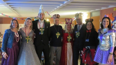 Prinzenpaar der Faschingsgesellschaft Rosamunde Mähring besucht Kinderhaus Kunterbunt in Tirschenreuth. Auf dem Bild zu sehen, das Prinzenpaar, Bürgermeister Franz Stahl (Dritter von rechts), Leiter der Hauptverwaltung Markus Bergauer (Vierter von links), Kinderhausleiterin Maria Üblacker (Zweite von rechts), Stellvertreterin Christina Sladky (links), Anja Hecht (rechts).  (Bild: Mirko Streich)