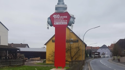 Die Werbung der Feuerwehr Moosbach für das Jubiläumsfest hat bereits begonnen. (Bild: Peter Garreiss)