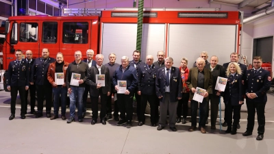 Gruppenbild mit den Geehrten (Bild: Marcel Weidner)