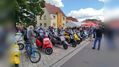 Eine Vespa nach der anderen steht auf dem Festgelände. (Bild: Michael Thumfart/exb)