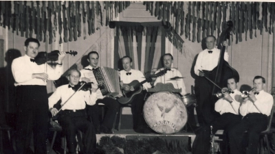 Die Kapelle „Marabu” mit Josef Bradatsch, Roman Rumpik, Franz Peyerl, Richard Hüttl, Josef Pilfusek, Franz Stich, Karl Ebnet und Franz Wagner (von links). (Repro: Josef Pilfusek)