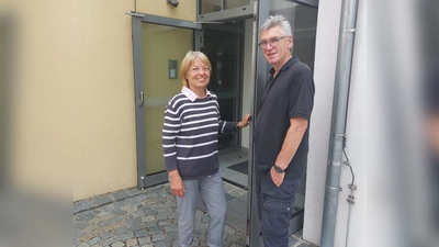 Bernadette Seitz und Oswald Probst vor dem Pfarrheim in Nittenau. (Bild: Manuela Singer-Bartos )