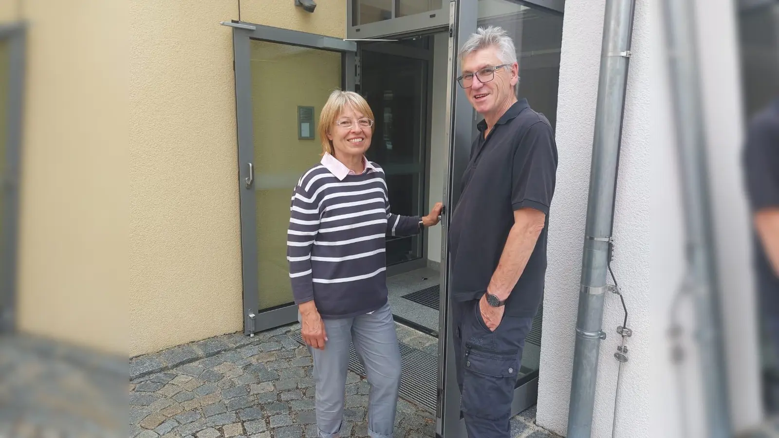 Bernadette Seitz und Oswald Probst vor dem Pfarrheim in Nittenau. (Bild: Manuela Singer-Bartos )