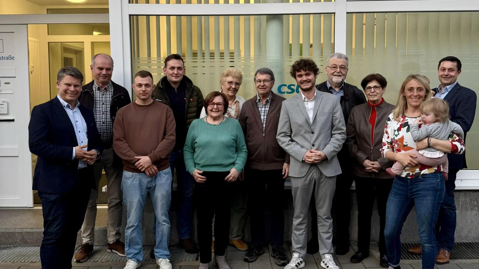 von links: Dr. Benjamin Zeitler, Engelbert Wiesnet, Philipp Roider, Leon Miederer, Maria Schnurrer, Siller Maria, Siller Winfried, Fabio Maaß, Heinrich Johann, Heinrich Ingried, Maria Sponsel, Stephan Gollwitzer  (Bild: Lukas Frey)