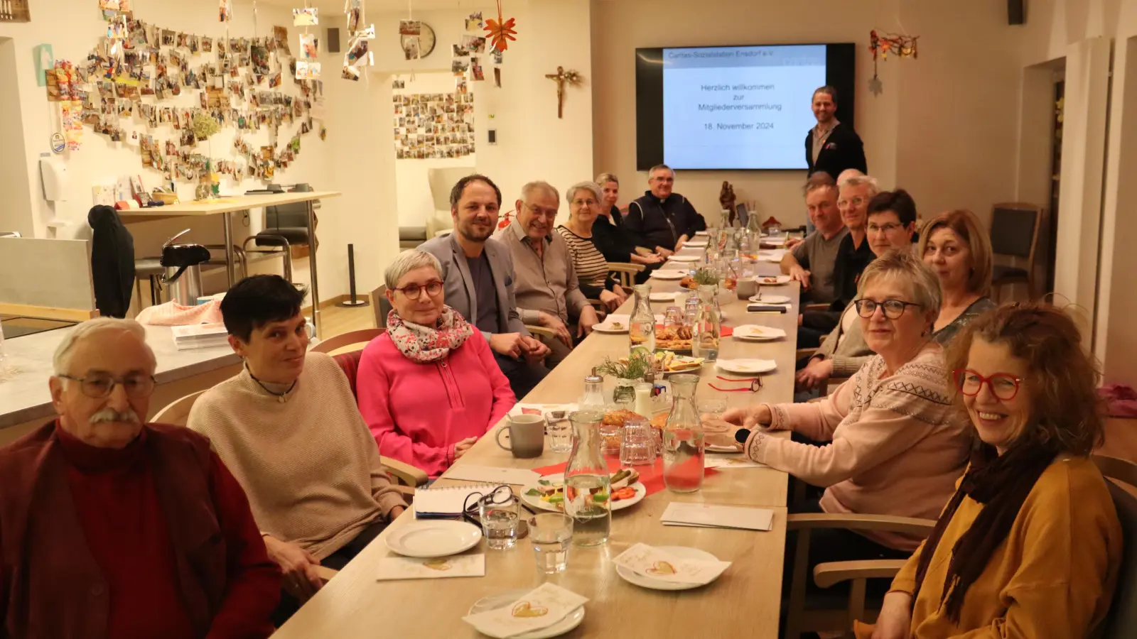 Zur jährlichen Mitgliederversammlung der Caritas Sozialstation Ensdorf e. V. trafen sich Verantwortliche und Vertreter der Mitgliedspfarreien in der Tagespflegeeinrichtung in Rieden. Johannes Sellmeyer (stehend) moderierte den Abend. (Bild: Michael Rabenhofer)