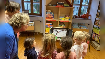 Gespannt lauschten die Kinder den Geschichten der Lesepatinnen Maria Riss und Monika Mrosek.  (Bild: Jonas Dittrich)