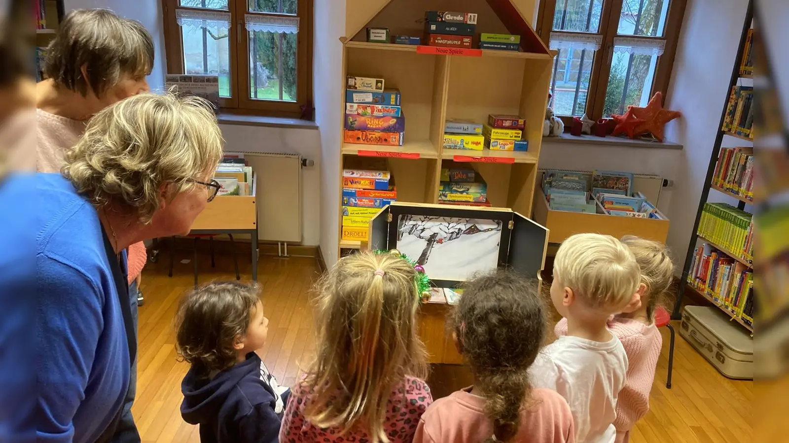 Gespannt lauschten die Kinder den Geschichten der Lesepatinnen Maria Riss und Monika Mrosek.  (Bild: Jonas Dittrich)