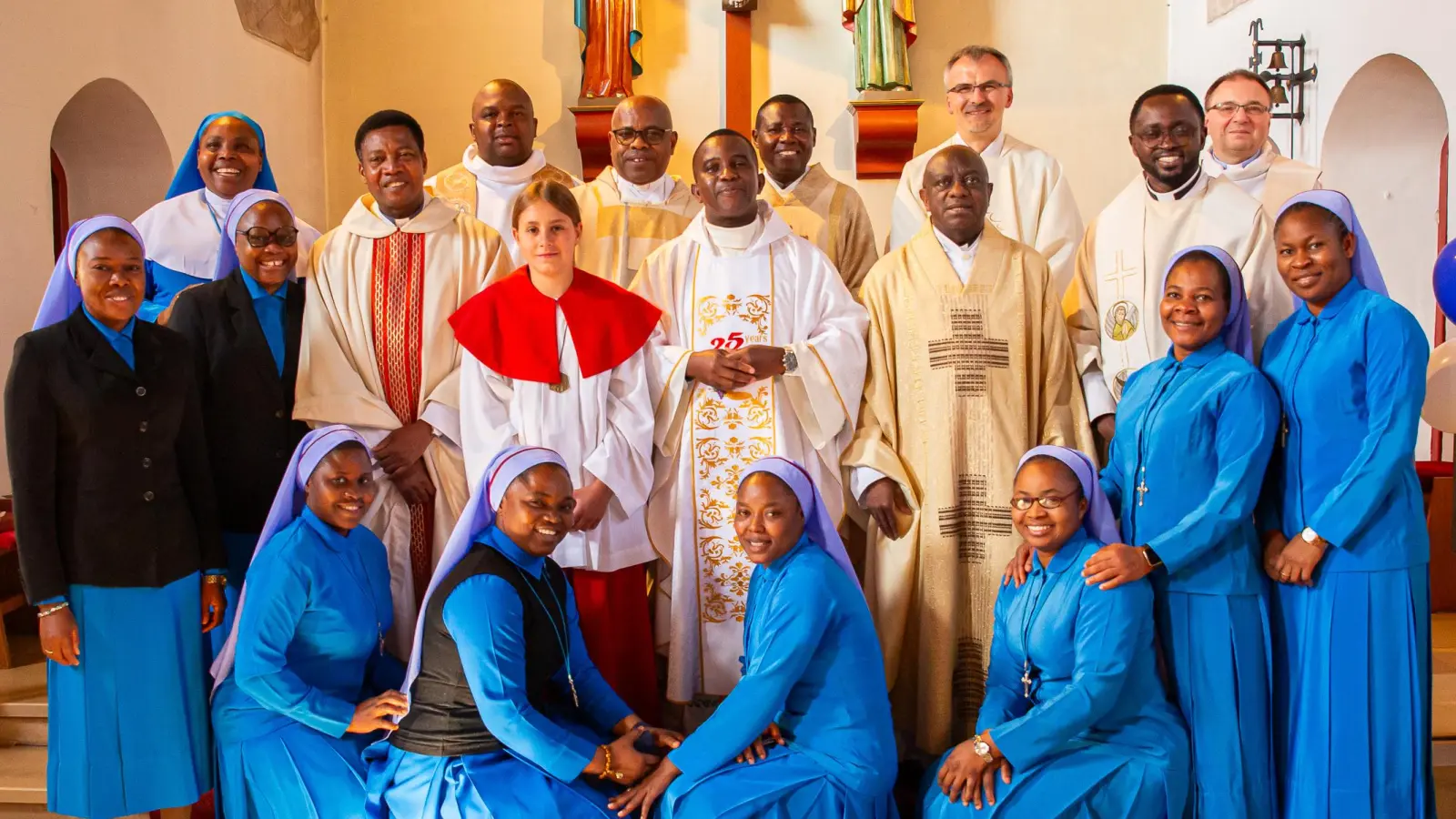 Bild vom silbernen Priesterjubiläum vom Sonntag, 28. Juli, mit den Geistlichen und dem Schwesternchor in der Immenreuther Pfarrkirche.  (Bild: Markus Koenig)