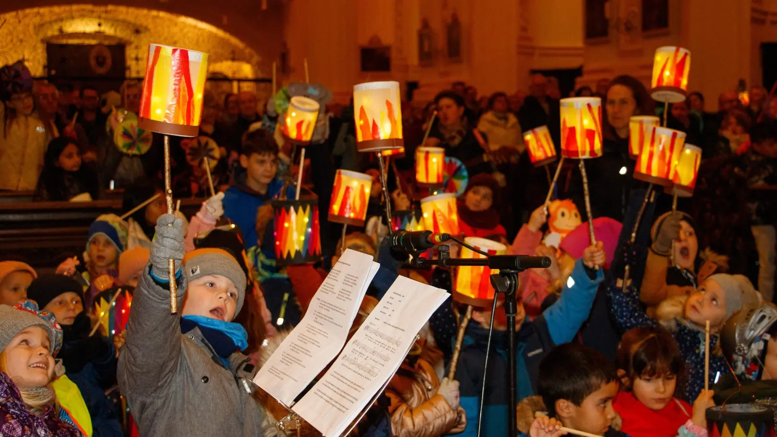 Mit ihren Laternen zogen die Mädchen und Buben des Kinderhauses St. Michael in die Basilika Waldsassen ein. (Bild: Kinderhaus St. Michael/exb)