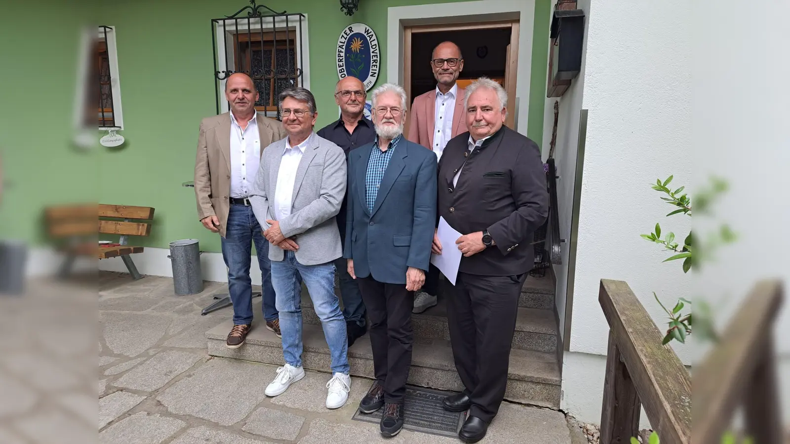 Wieder gewählt in den Aufsichtsrat sowie in den Vorstand (von links) Harald Bader (Vorstand), Walter Schütze (neuer geschäftsführender Vorstand), Gerhard Bauer (Vorstand), Thomas Schwägerl (Aufsichtsratsvorsitzender) sowie stellvertretender Landrat Dr. Alfred Scheidler und 2. Bürgermeister Peter Gold. <br> (Bild: Bauverein Tirschenreuth/exb)