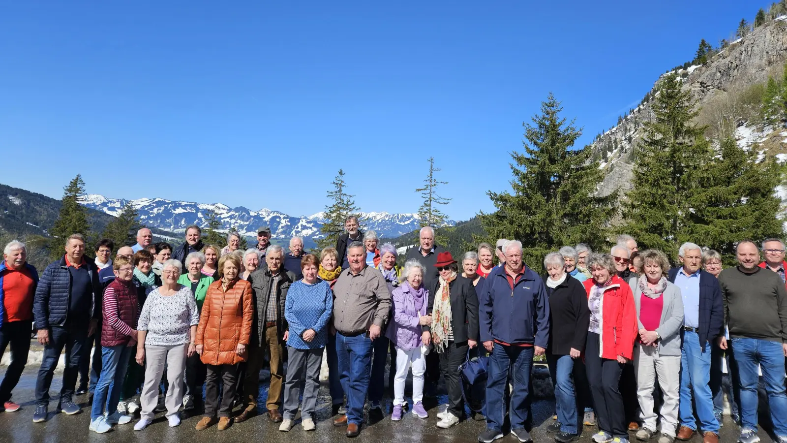 Die Reisegruppe aus Mütterverein und Kirchenchor Pullenreuth vor den Allgäuer Alpen mit Reiseleitern Anni König und Alexander Hecht (rechts) (Bild: Alexander Hecht/exb)