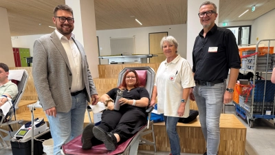 Für alle, die zum ersten Mal Blut spenden: eine Trinkflasche mit Tasche! So auch für Mia-Muriel Vogtmann (liegend). Ihr überreichten das Erstspendergeschenk Sven Lehner, Kreisgeschäftsführer des Kreisverbandes Tirschenreuth im BRK, Gabriele Beer-Langer, Bereitschaftsleiterin der Bereitschaft Waldershof im BRK und Matthias Freund, Gebietsreferent vom Blutspendedienst des BRK (von links). (Bild: Sven Lehner)
