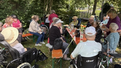 Einen schönen und kurzweiligen Nachmittag verbrachten knapp 20 Bewohnerinnen und Bewohner des Haus Mühlbühl beim Picknick im Mühlbachpark. (Bild: Thomas Schrems)