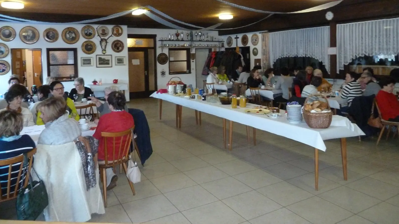 Unterhaltsames Frauenfrühstück im Saal des Schützenvereins Pechbrunn (Bild: Isgard Forschepiepe)