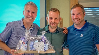 Die neue Vorstandschaft Tobias Pfeiffer, 1. Vorstand (Mitte) und Tobias Knechtel, 2. Vorstand (rechts) bedankt sich bei dem bisherigen 1. Vorstand Tobias Hartinger (links) für die bisherig geleistete Vereinsarbeit mit einem Geschenk  (Bild: Armin Rösch)