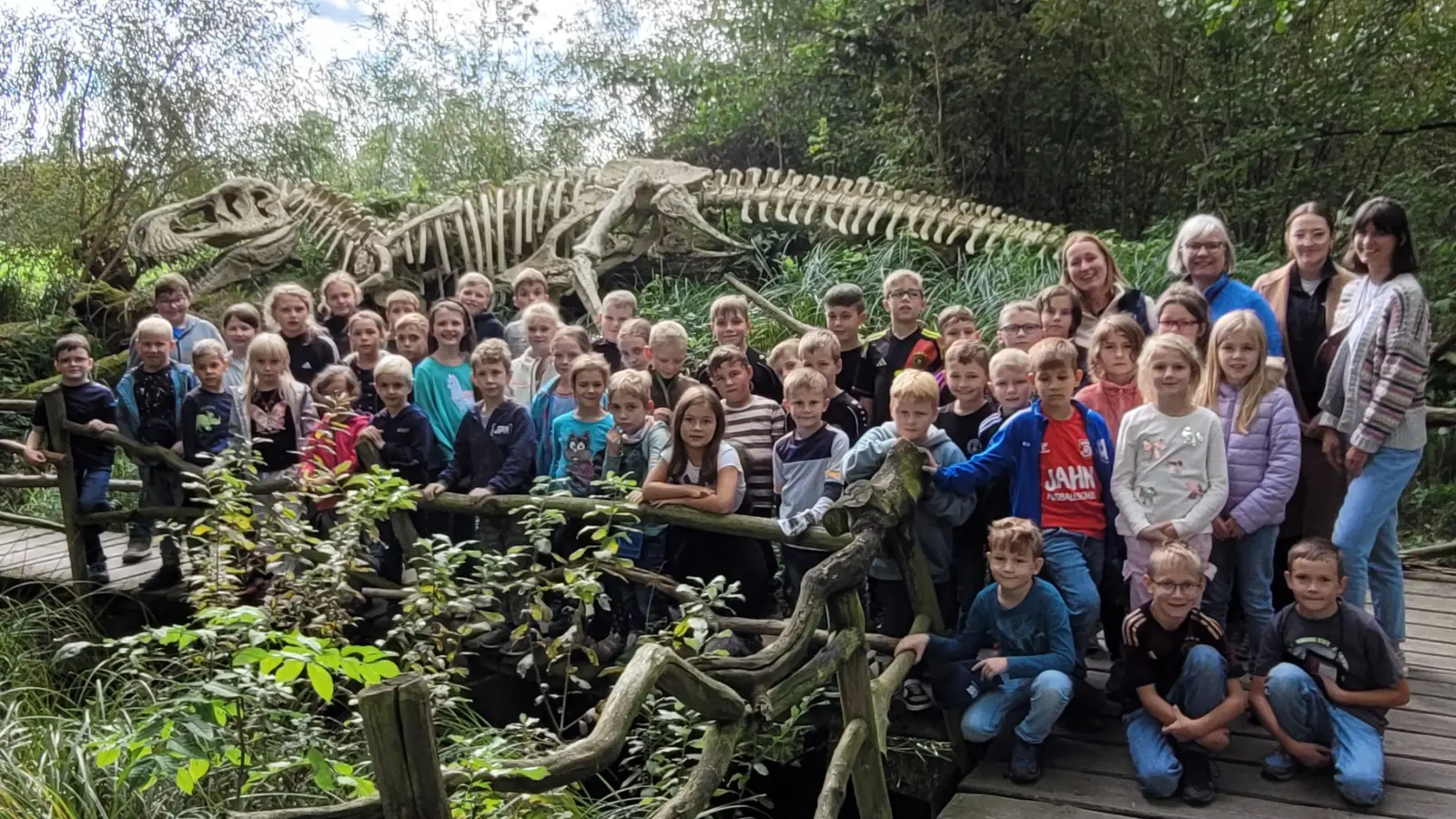 Niedermuracher Grundschüler mit ihren Lehrerinnen im Wildgarten. (Bild: Ortrud Sperl)