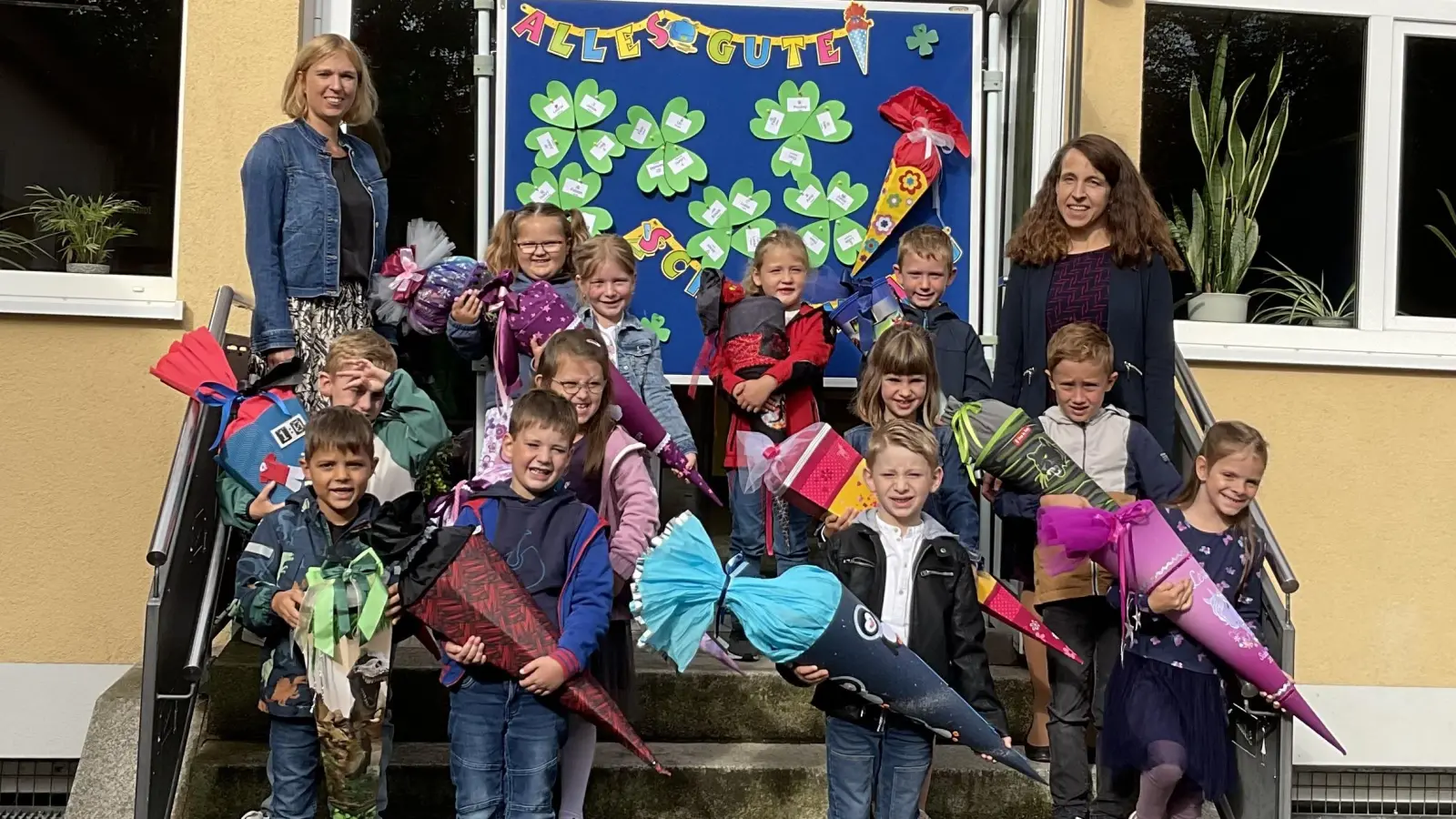 Die Kinder der Klasse 1 mit Lehrerin Frau Thoma und Schulleiterin Frau Bracke (Bild: Aliaksandra Tkachuk)