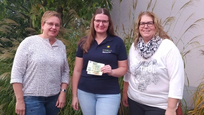 Spendenübergabe Karin Heining (Links) und Eva Hoffmann (Rechts) an Simone Heser (Mitte) Vorstandsmitglied bei Sonnenblicke E. V.  (Bild: Eva Hoffmann)