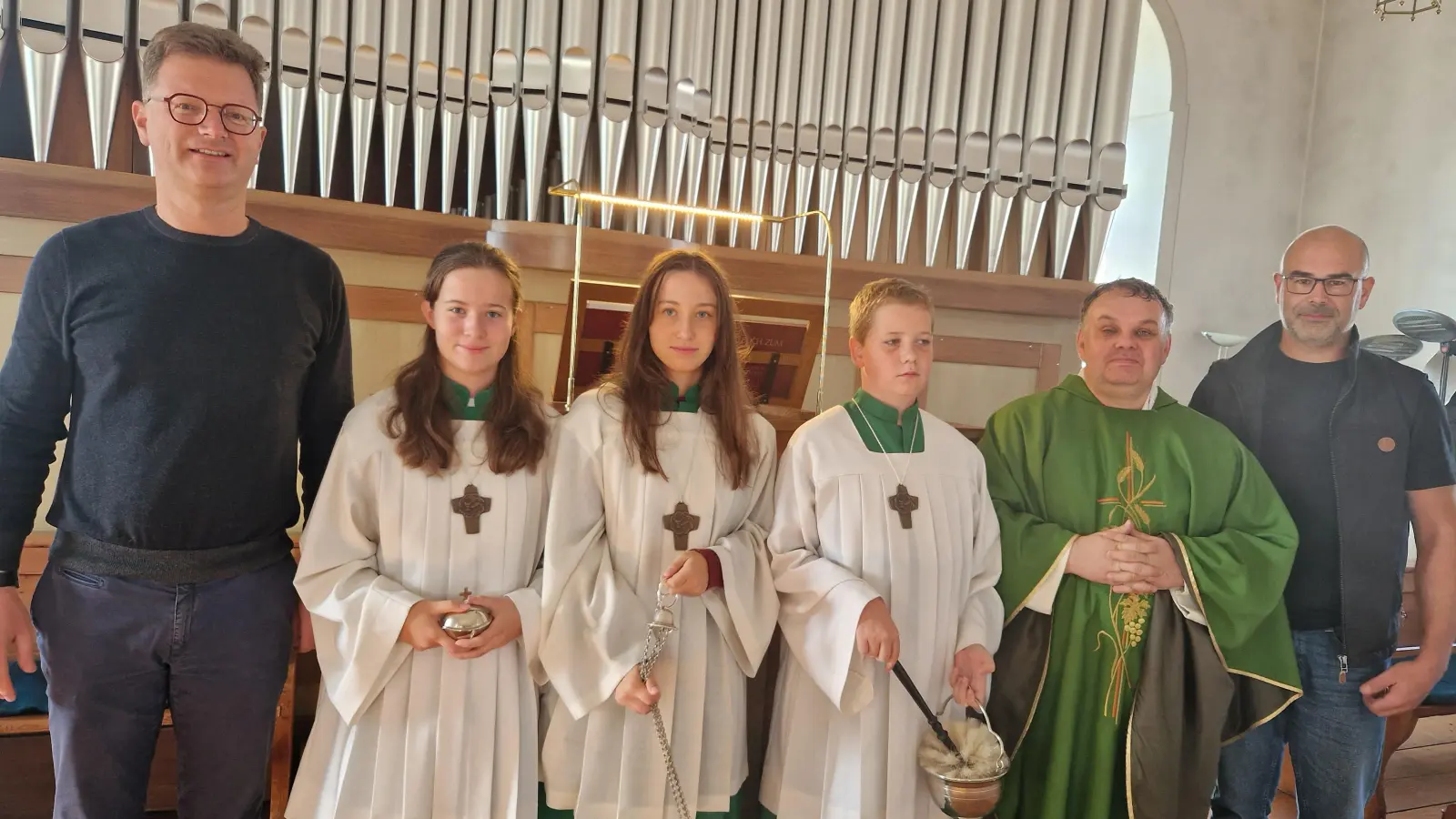 Altardienst und Kirchenmusiker vor der sanierten Orgel (Bild: Gregor Mark)