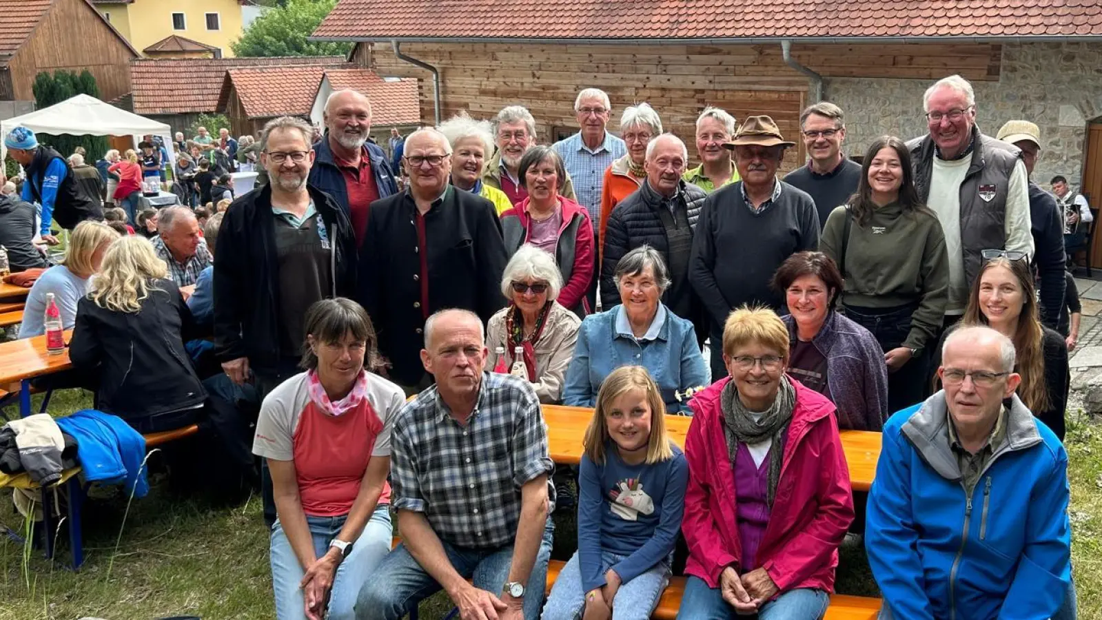 Die Mitglieder und Freunde des Dorf- und Kulturvereins Lintach beim Bachofenfest mit 1. Vorsitzendem Johann Schwarz (mit Hut). (Bild: Cornelia Hartig)