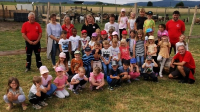 Bei den Ziegen stellten sich die Kinder und Erwachsene einem Erinnerungsfoto.<br> (Bild: Karl Ziegler)