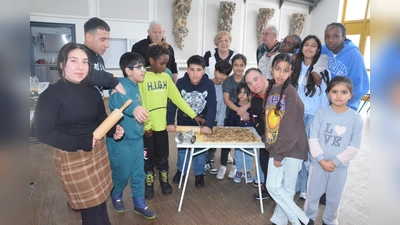 Die Buben und Mädchen backen Plätzchen mit der Kolpingsfamilie von St. Josef.  (Bild: Kunz)