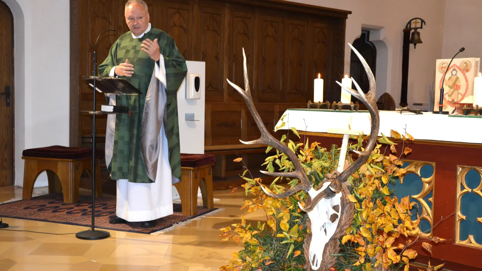 Stadtpfarrer Georg Flierl feierte am Sonntag mit vielen Gläubigen eine festliche Hubertusmesse. Vor dem Altar war deshalb ein großes Hirschgeweih aufgebaut (Bild: jr)