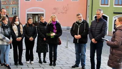 Die Schülersprecherinnen der Naabtal-Realschule Nabburg besuchen die Stolpersteine in Nabburg. (Bild: Naabtal Realschule/exb)