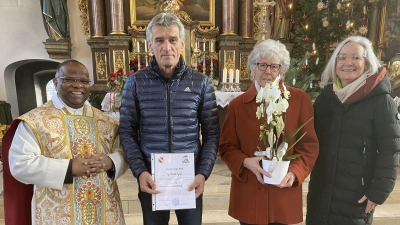 Von links: Pfarrer Moses Gudapati, Gerhard Greß, Anna Pielenhofer und Pfarrgemeinderatssprecherin Johanna Köbler. (Bild: Ina Piehler)