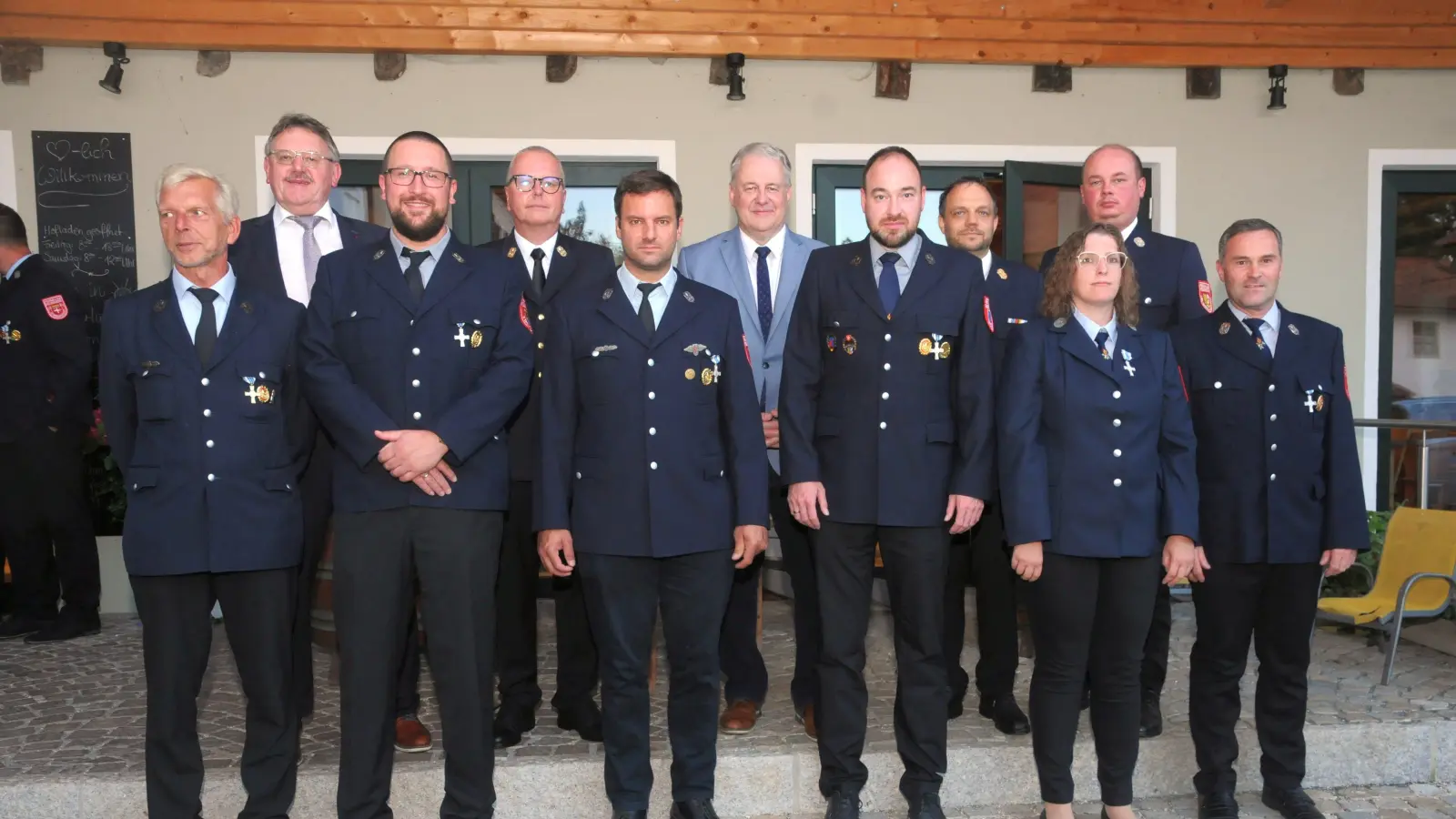 Die geehrten Feuerwehrleute der Gemeinde Vilseck mit Bürgermeister Hans-Martin Schertl, Kreisbrandrat Christof Strobl, Landrat Richard Reisinger und Kreisbrandinspektor Michael Iberer sowie Kreisbrandmeister Andreas Luber (hinten von links).  (Bild: Joachim Gebhardt)