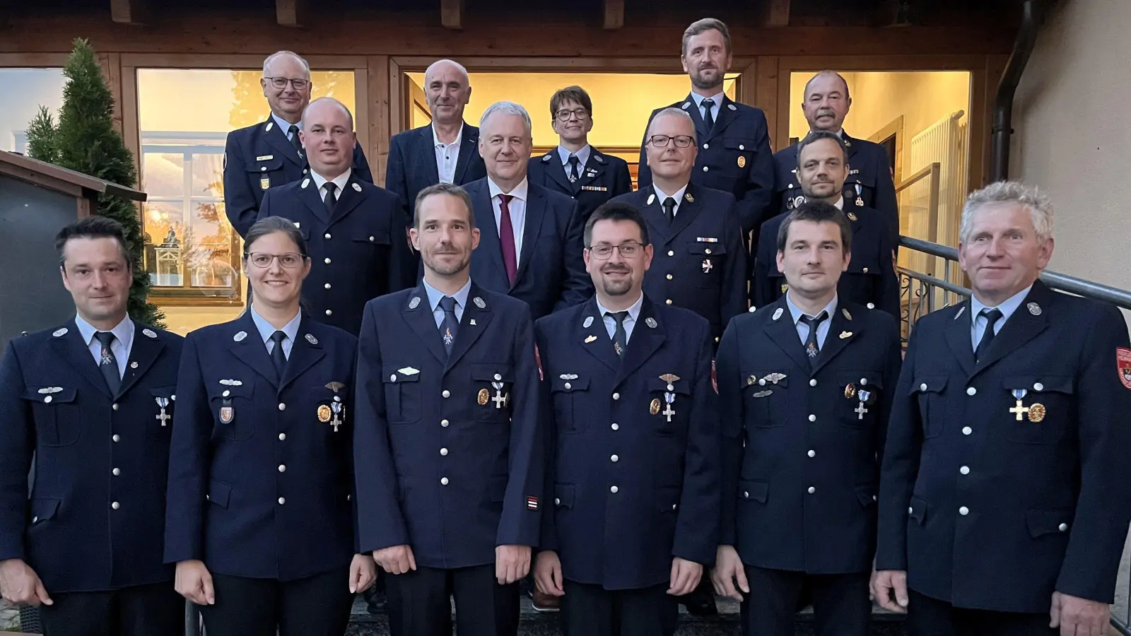 Landrat Richard Reisinger händigte die Ehrenzeichen in Gold und Silber an die Brandschützer aus der Marktgemeinde Freihung aus.<br> (Bild: Christine Hollederer)