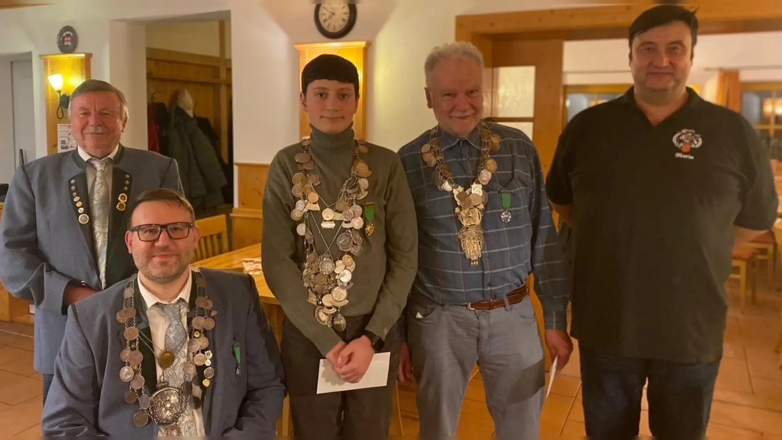 Schützenmeister Kurt Falk, sitzend Oberschützenmeister und 2. Ritter Jürgen Weiß, Schützenkönig Viktor Andrejves, 1. Ritter Hermann Renner und Wettkampfleiter Mario Pfadenhauer. (Bild: Joshua Pfadenhauer)