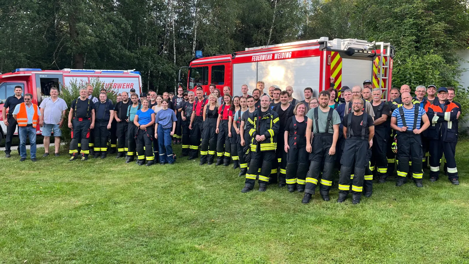 Gruppenfoto mit allen beteiligten Einsatzkräften (Bild: Andreas Pfauntsch )