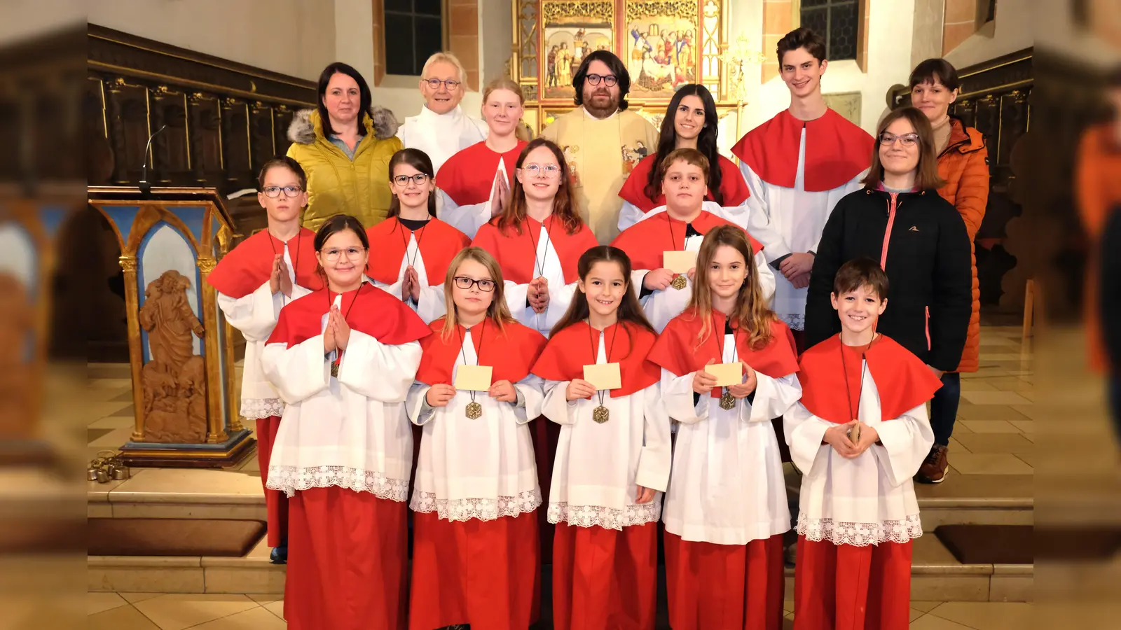 Zehn Mädchen und Jungs werden im Rahmen eines feierlichen Gottesdienstes in den Ministranten-Dienst der Pfarrgemeinde Eschenbach aufgenommen. Per Handschlag begrüßen Stadtpfarrer Johannes Bosco, Gemeindereferent Alfred Kick und die Gruppenleiter sie. Drei Messdiener werden verabschiedet.  (Bild: do)