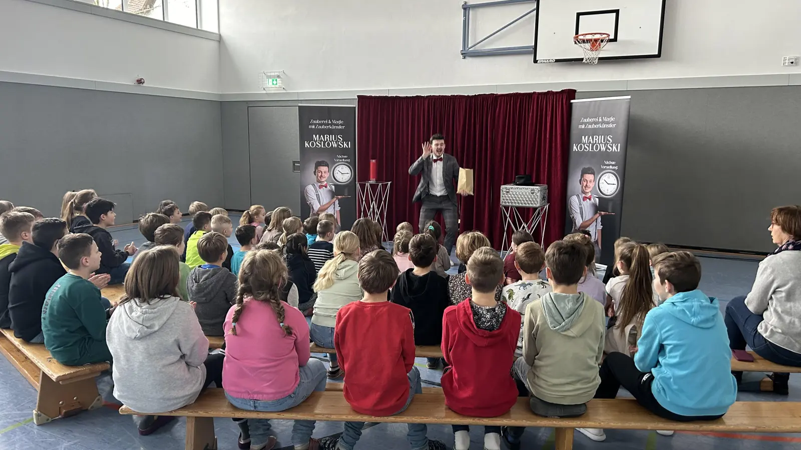 Eine Zaubershow mit Marius Koslowski erlebten kurz vor den Faschingsferien die Konnersreuther Grundschüler.  (Bild: Grundschule Konnersreuth/exb)