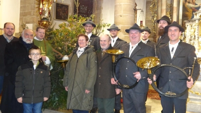 Im Bild von links: (Zweiter von links) 2. Vorsitzender Jagdkreisgruppe Kemnath Rainer Bayer, 1. Vorsitzender Jagdkreisgruppe Kemnath Dr. Wolfgang Schinner mit Enkel, Pfarrer Thomas Kraus, Kaibitzer Schlossbläser unter der Leitung von Elly Eibisch, Bruno Ponnath, Vorstandsmitglied Jagdkreisgruppe Kemnath, Lektorin Rita Ponnath. (Bild: Gerhard Schraml)