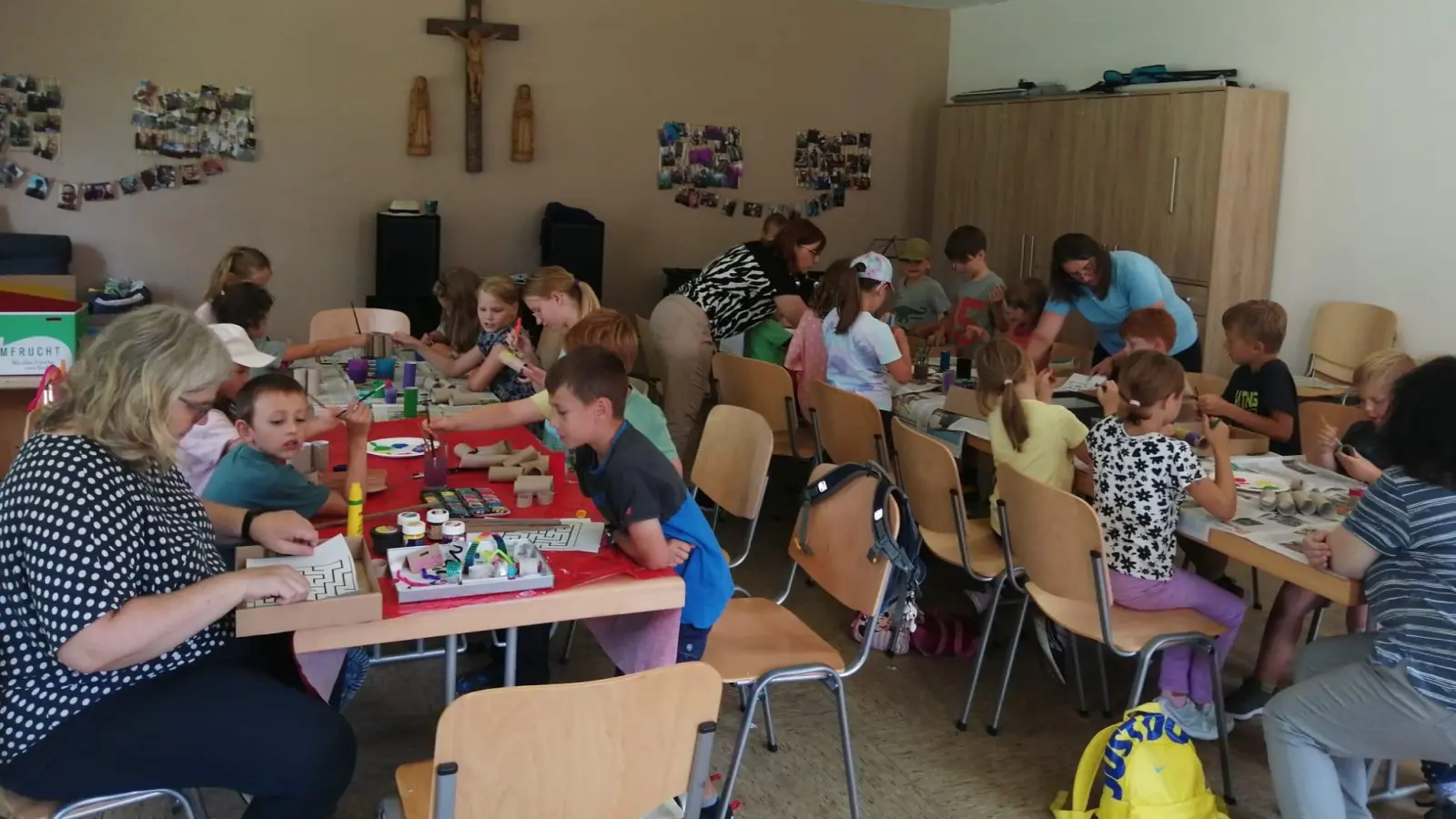 Kinder beim Basteln von Spielen unter Anleitung im Ministrantenheim (Bild: Monika Mittereder)