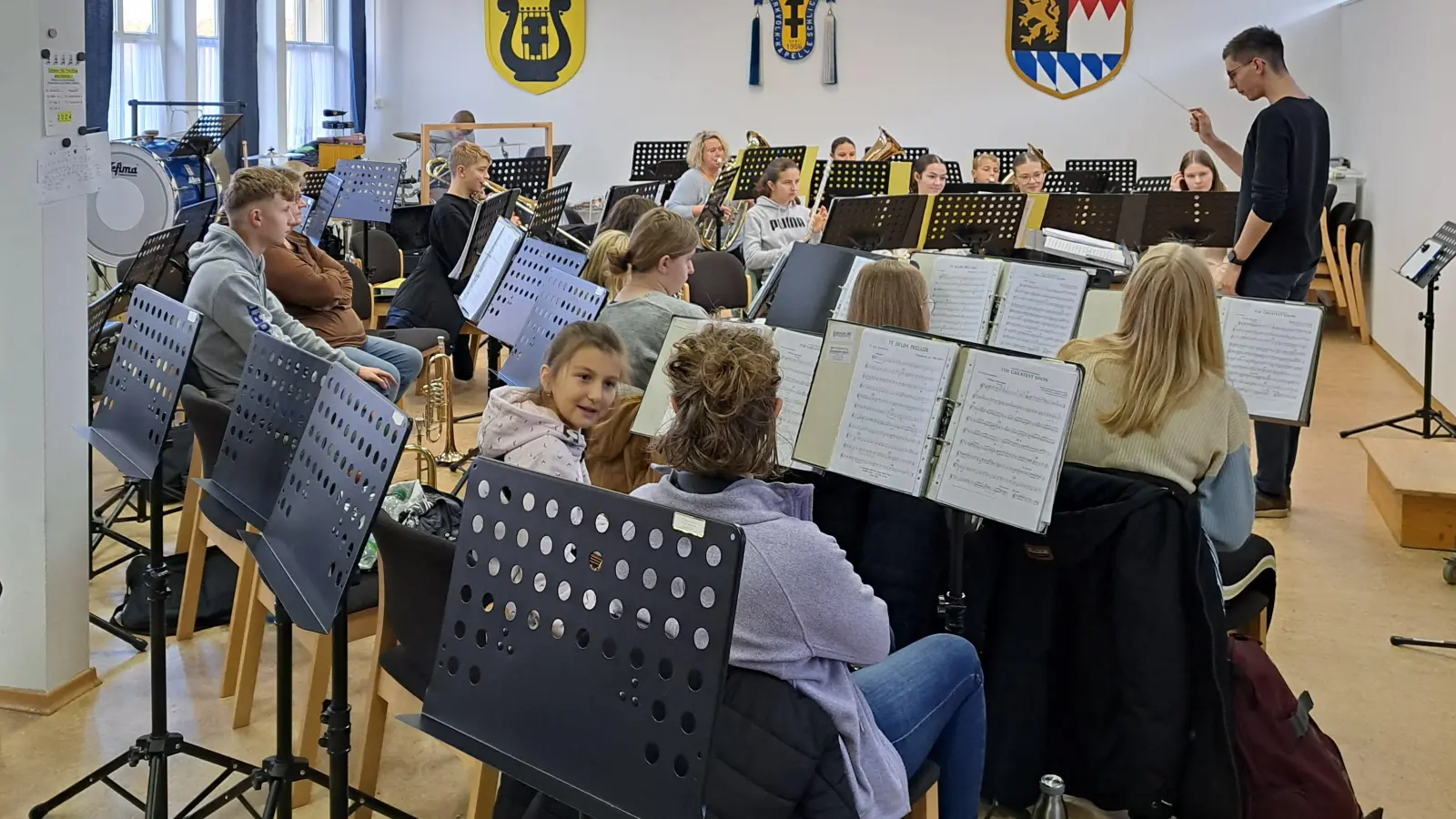 Das Jugendorchester probt mit Dirigent Lukas Schöpf beim Probentag für anstehendes Jahreskonzert am 14. Dezember. (Bild: Sabine Kredler)