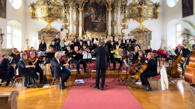 Die Amberger Chorgemeinschaft und das Orchester der OTH Amberg-Weiden unter der Leitung von Dieter Müller bei der Hauptprobe im Kongregationssaal. (Bild: Peter Ringeisen)