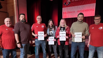 Jubilare des FC-Bayern-Fanclubs und Gratulanten: (von links) 2. Vorsitzender Manfred Zahn, Bürgermeister Stefan Frank, Manfred Seitz, Roman Band, Mario Dirscherl, Markus Tauber und 1. Vorsitzender Gerhard Pickel. (Bild: Günther Wedel)