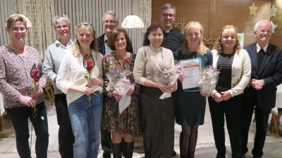 Pflegedienstleiterin Lissy Spiegel (Zweite von rechts) zeichnete mit Stadtpfarrer i.R. Josef Häring (rechts) und dessen Nachfolger Thomas Kopp (Vierter von rechts) sowie Geschäftsführer Rudi Kneidl (Vierter von links) treue Mitarbeiterinnen aus. <br> (Bild: Rudolf Kneidl)