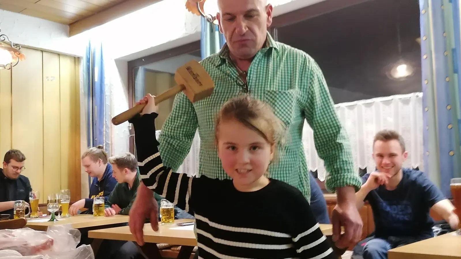 Matthias Siller wurde bei den Spielrunden beim jüngsten Taubenmarkt im ATS-Heim von Paula, der Tochter eines Teilnehmers, unterstützt.  (Bild: ATS Mitterteich/exb)