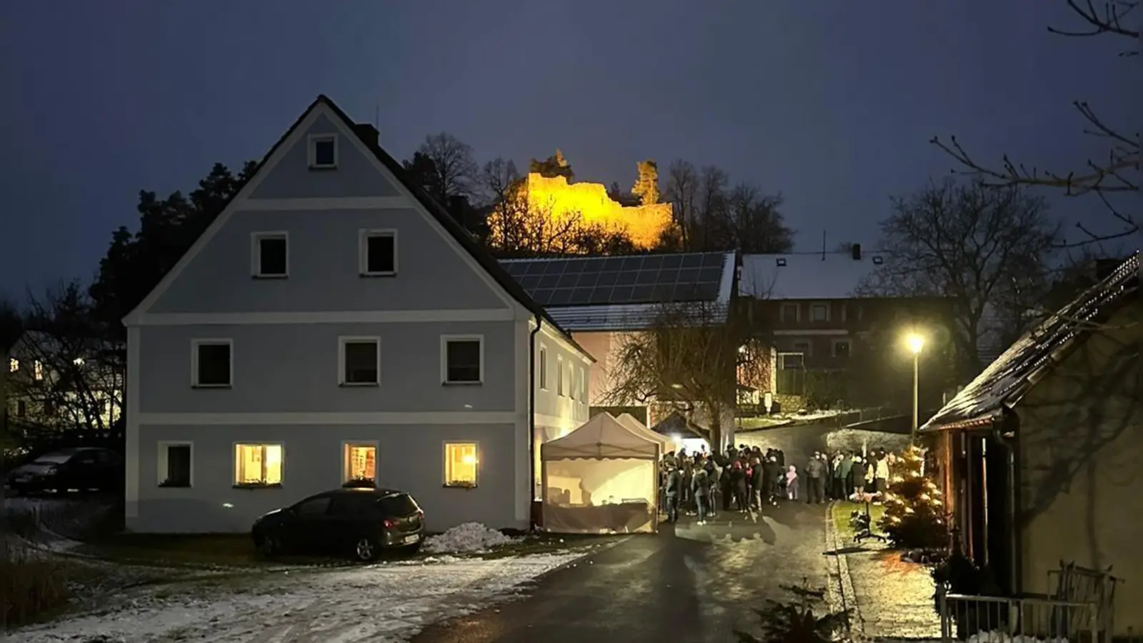 Blick zum Advent unter der Burgruine. (Bild: Ingrid Loos)